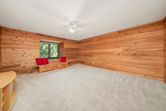 23W121 Kings Court, Glen Ellyn, IL 60137