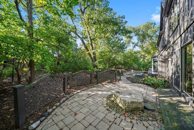 23W121 Kings Court, Glen Ellyn, IL 60137