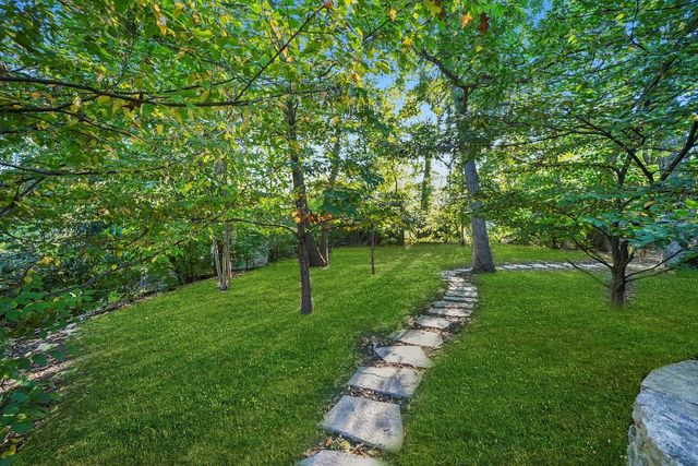 23W121 Kings Court, Glen Ellyn, IL 60137