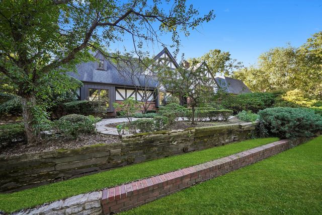 23W121 Kings Court, Glen Ellyn, IL 60137