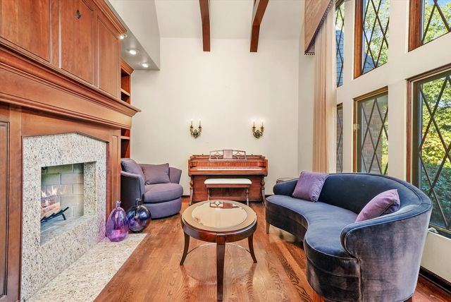 23W121 Kings Court, Glen Ellyn, IL 60137