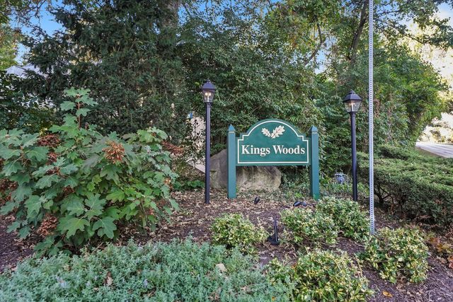 23W121 Kings Court, Glen Ellyn, IL 60137
