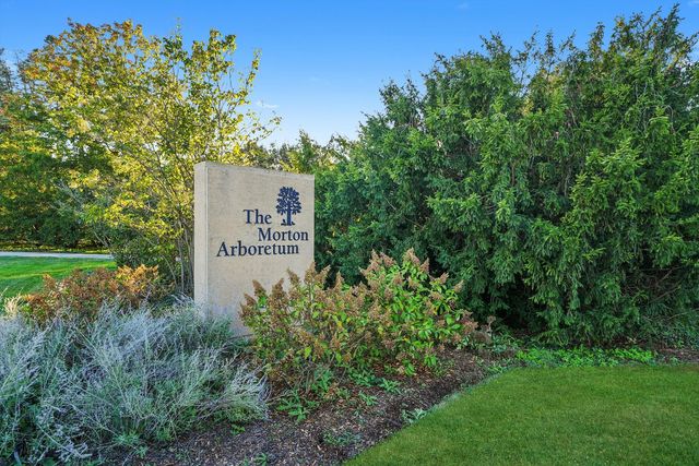 23W121 Kings Court, Glen Ellyn, IL 60137