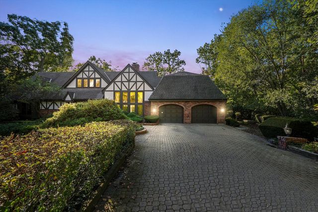 23W121 Kings Court, Glen Ellyn, IL 60137