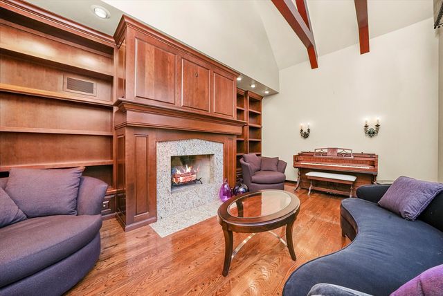 23W121 Kings Court, Glen Ellyn, IL 60137