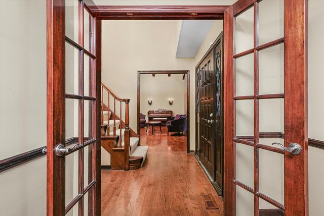 23W121 Kings Court, Glen Ellyn, IL 60137