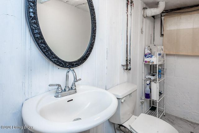 111 Crews Dr, Louisville, KY 40218