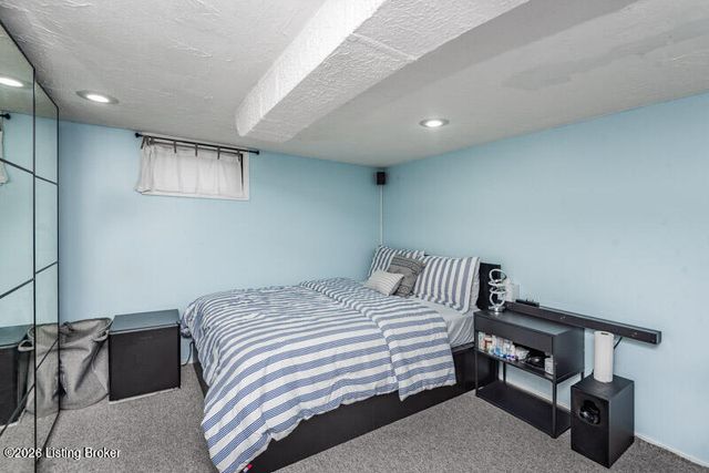 111 Crews Dr, Louisville, KY 40218