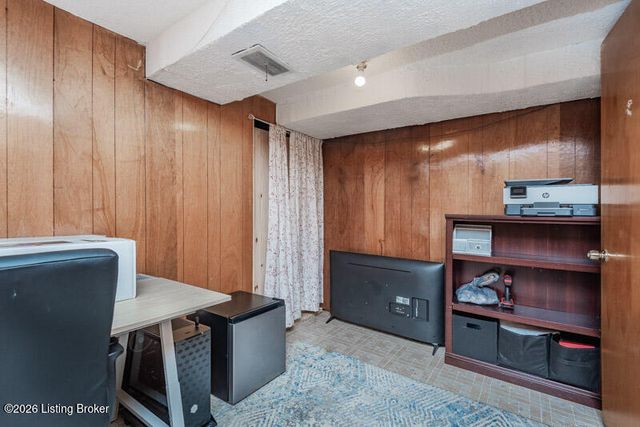 111 Crews Dr, Louisville, KY 40218