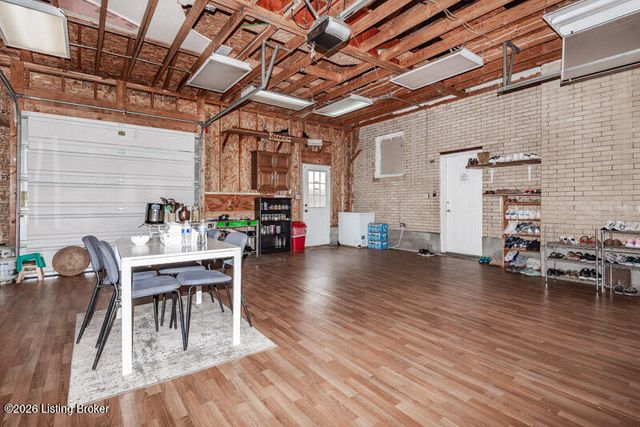 111 Crews Dr, Louisville, KY 40218