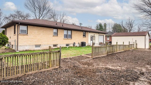 111 Crews Dr, Louisville, KY 40218