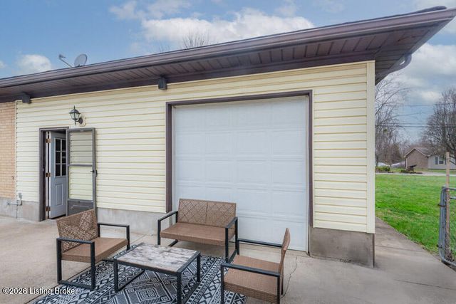 111 Crews Dr, Louisville, KY 40218