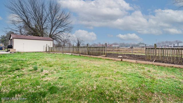 111 Crews Dr, Louisville, KY 40218