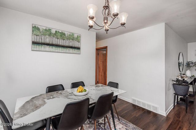 111 Crews Dr, Louisville, KY 40218