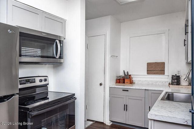 111 Crews Dr, Louisville, KY 40218