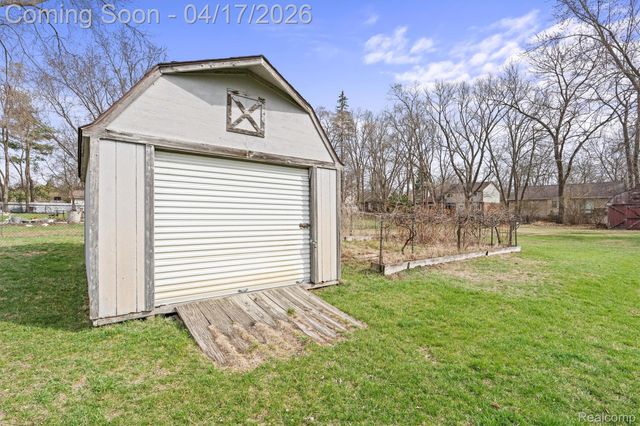 1655 Petrolia, West Bloomfield Charter Township, MI 48324