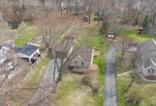 1655 Petrolia, West Bloomfield Charter Township, MI 48324