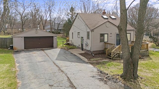 1655 Petrolia, West Bloomfield Charter Township, MI 48324