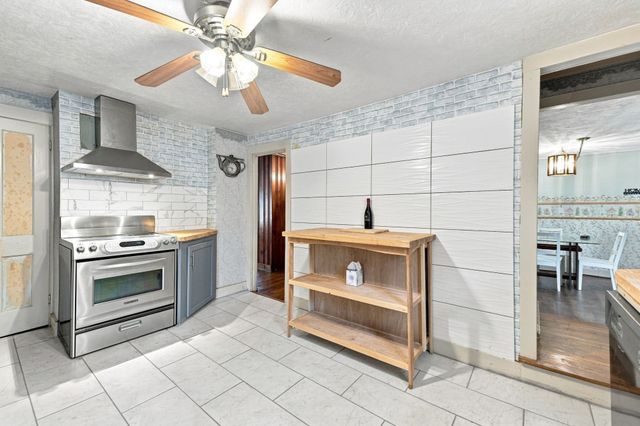 66 Charlton St, Oxford, MA 01540