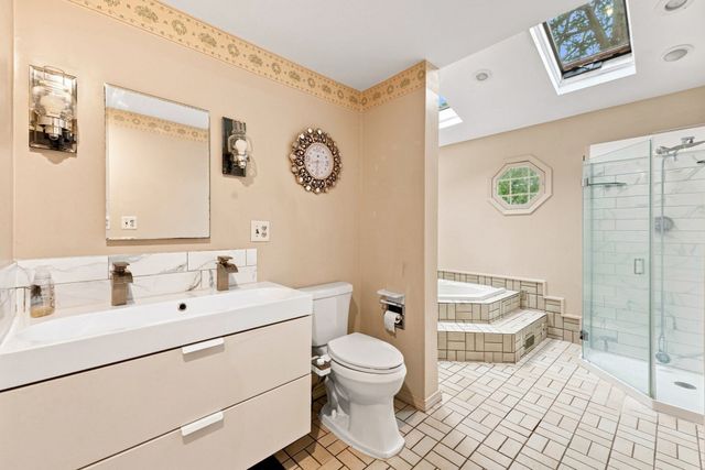 66 Charlton St, Oxford, MA 01540