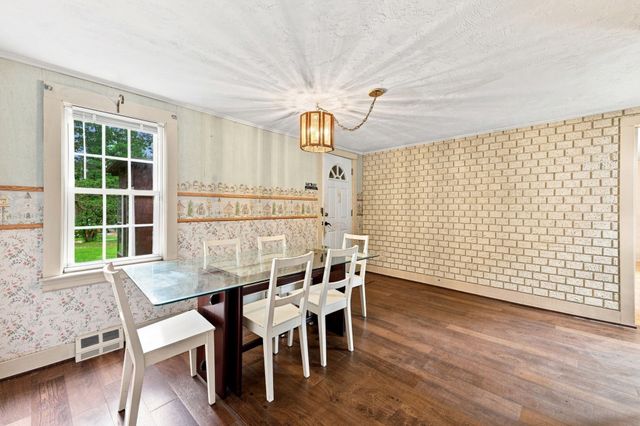 66 Charlton St, Oxford, MA 01540