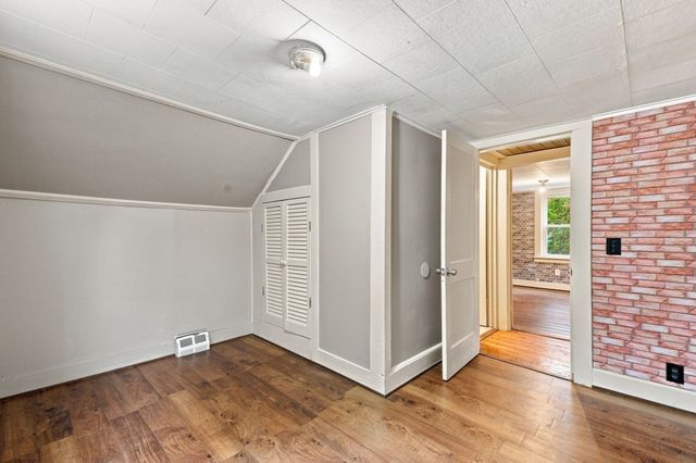 66 Charlton St, Oxford, MA 01540