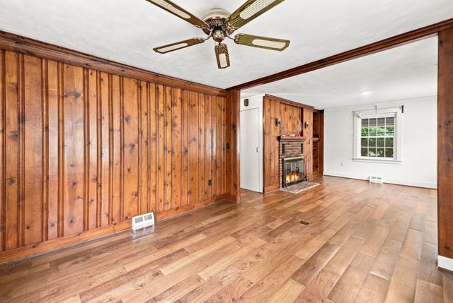 66 Charlton St, Oxford, MA 01540