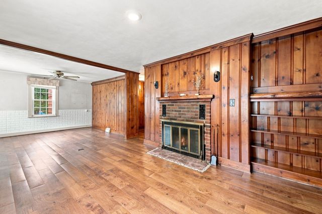 66 Charlton St, Oxford, MA 01540