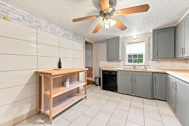 66 Charlton St, Oxford, MA 01540