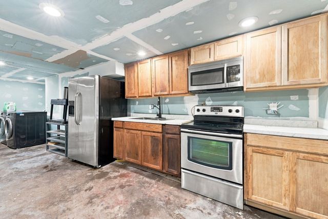 66 Charlton St, Oxford, MA 01540