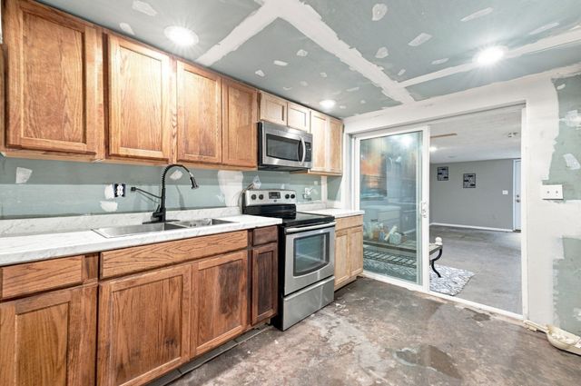 66 Charlton St, Oxford, MA 01540