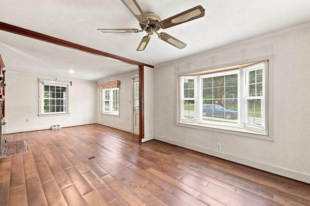 66 Charlton St, Oxford, MA 01540