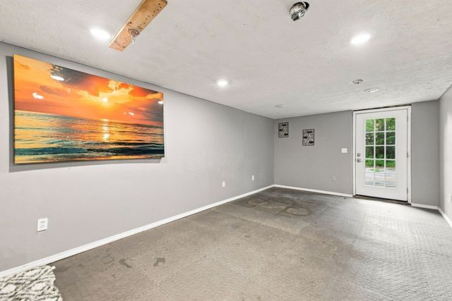 66 Charlton St, Oxford, MA 01540