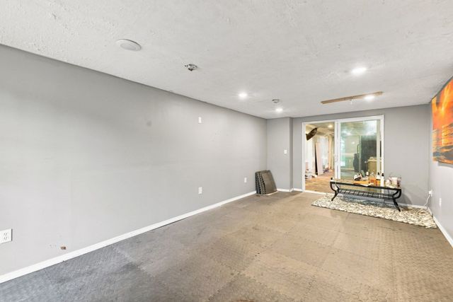 66 Charlton St, Oxford, MA 01540