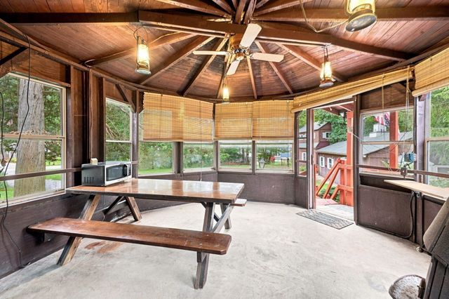 66 Charlton St, Oxford, MA 01540