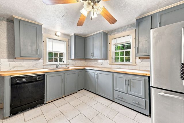 66 Charlton St, Oxford, MA 01540