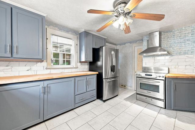 66 Charlton St, Oxford, MA 01540