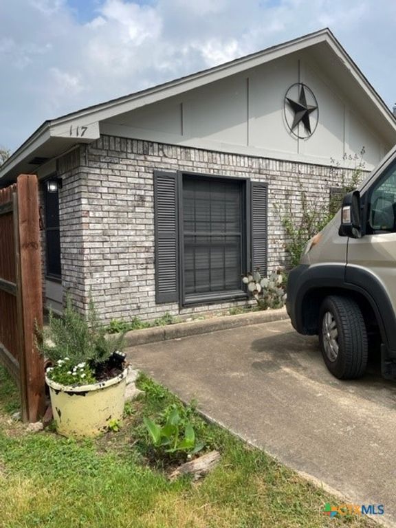117 E Crockett, Luling, TX 78648