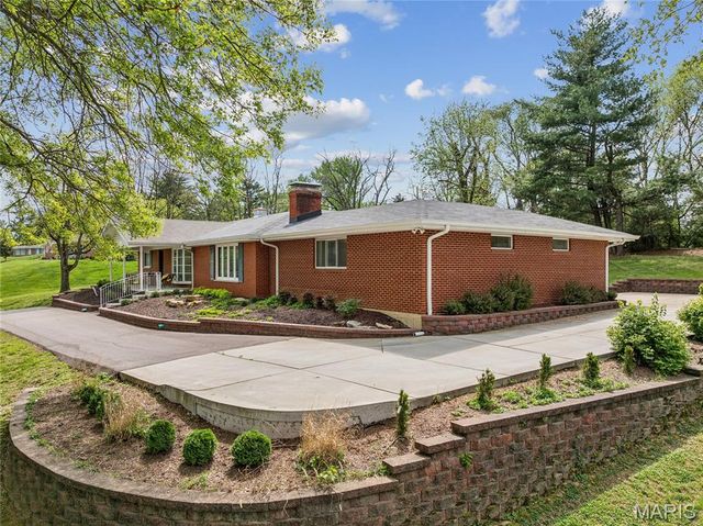 9 Lochhaven Lane, Ballwin, MO 63021