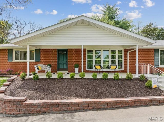 9 Lochhaven Lane, Ballwin, MO 63021
