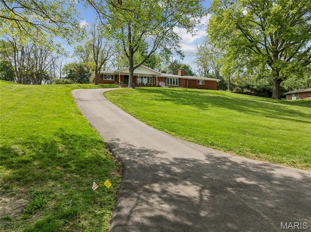 9 Lochhaven Lane, Ballwin, MO 63021