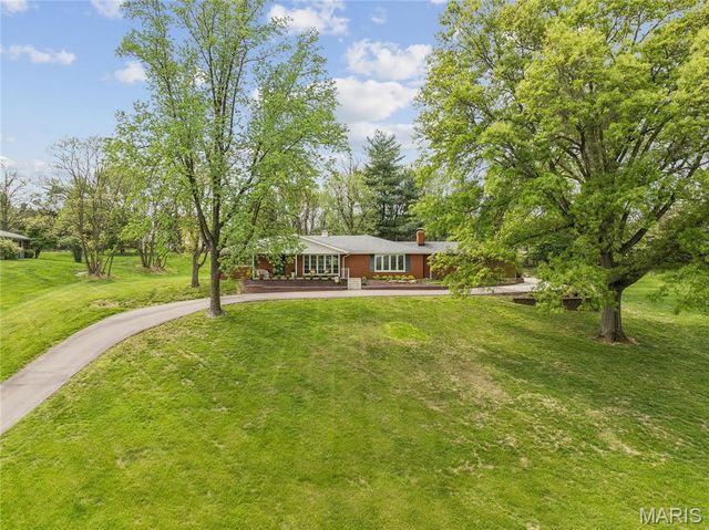 9 Lochhaven Lane, Ballwin, MO 63021
