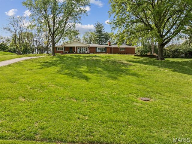 9 Lochhaven Lane, Ballwin, MO 63021