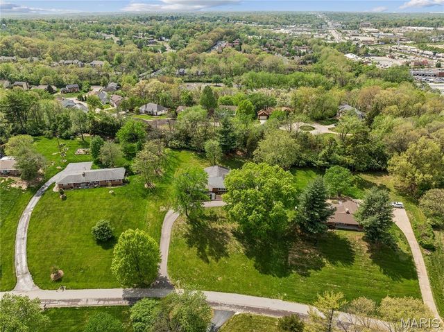 9 Lochhaven Lane, Ballwin, MO 63021