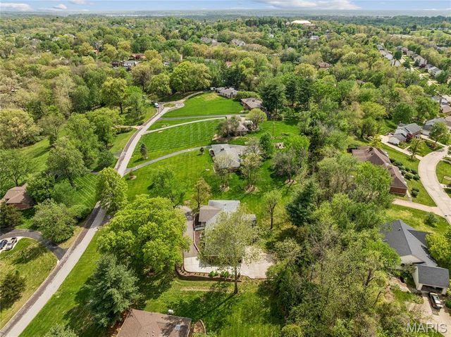 9 Lochhaven Lane, Ballwin, MO 63021