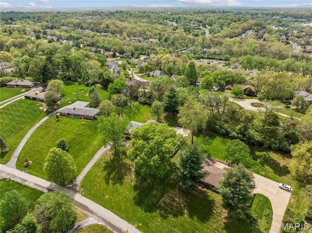 9 Lochhaven Lane, Ballwin, MO 63021
