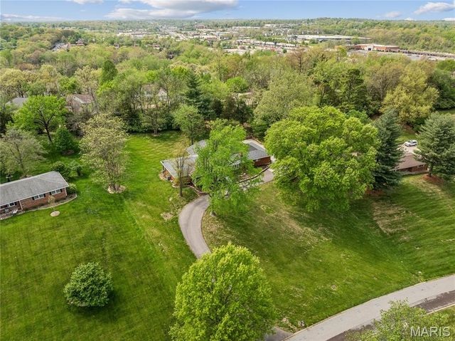 9 Lochhaven Lane, Ballwin, MO 63021