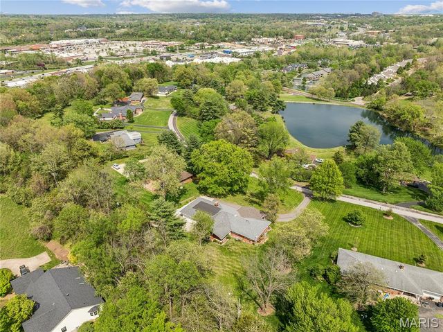 9 Lochhaven Lane, Ballwin, MO 63021