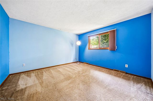 5513 Pheasants Walk Drive, North Olmsted, OH 44070