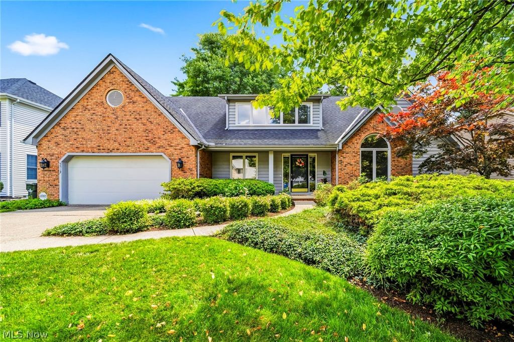 5513 Pheasants Walk Drive, North Olmsted, OH 44070